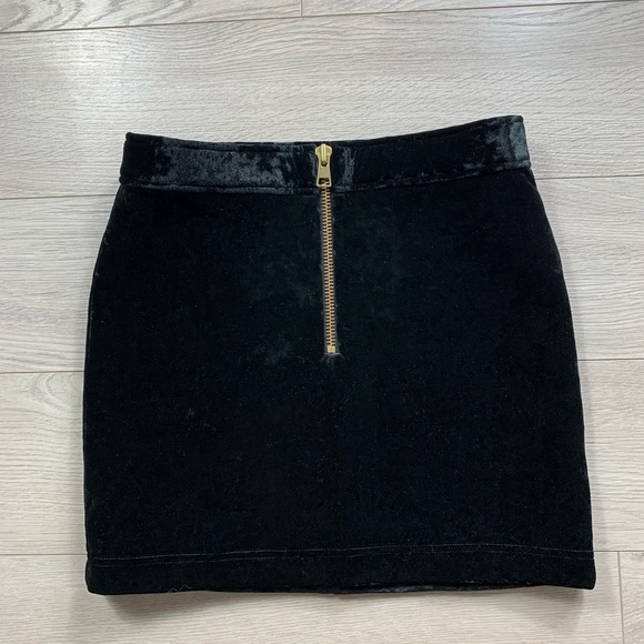 & Other Stories Black Velvet Mini Skirt - Picture 2 of 8